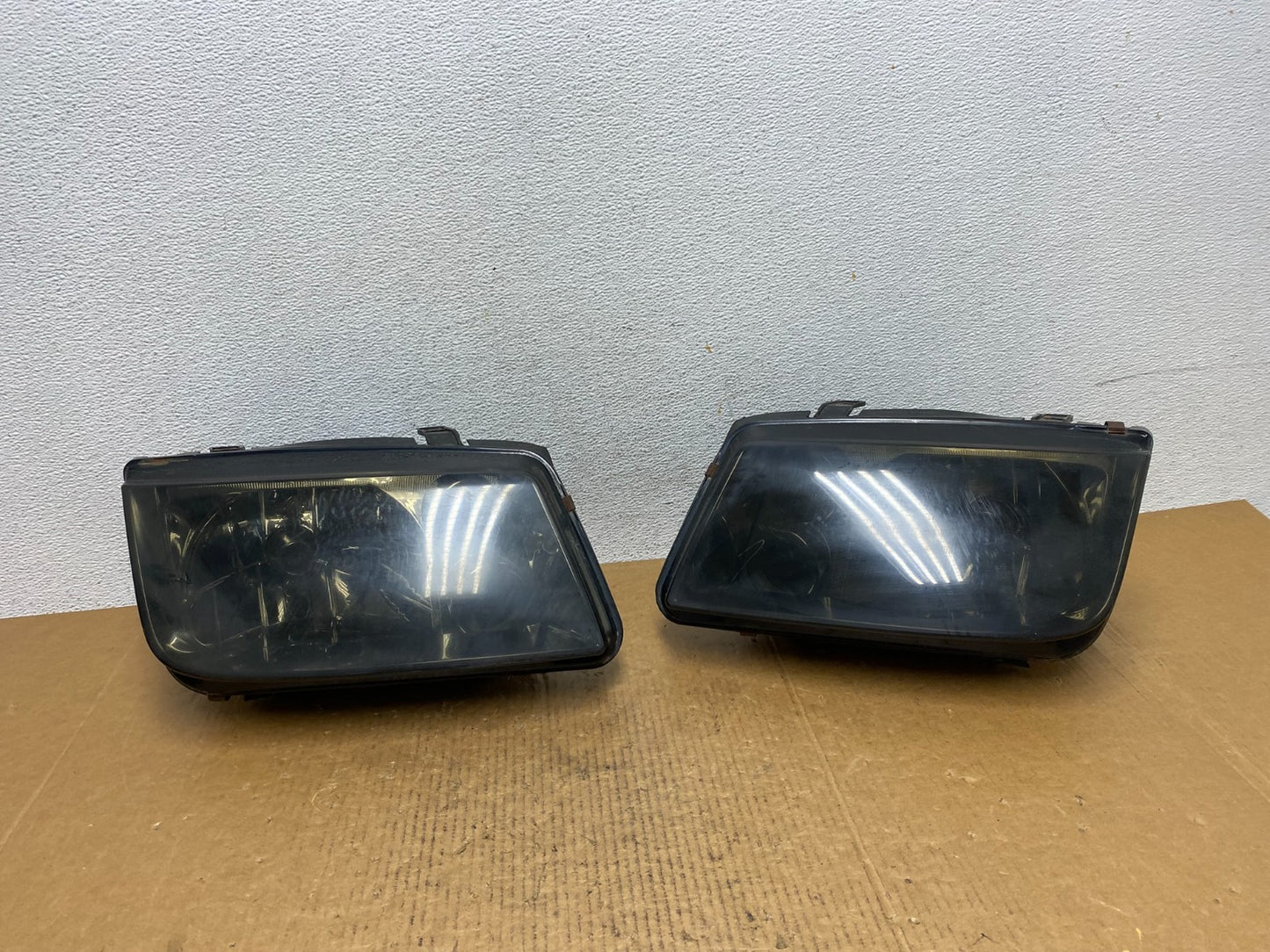 1999 to 2004 Volkswagen Jetta Left+Right Headlights AE0366 DG0