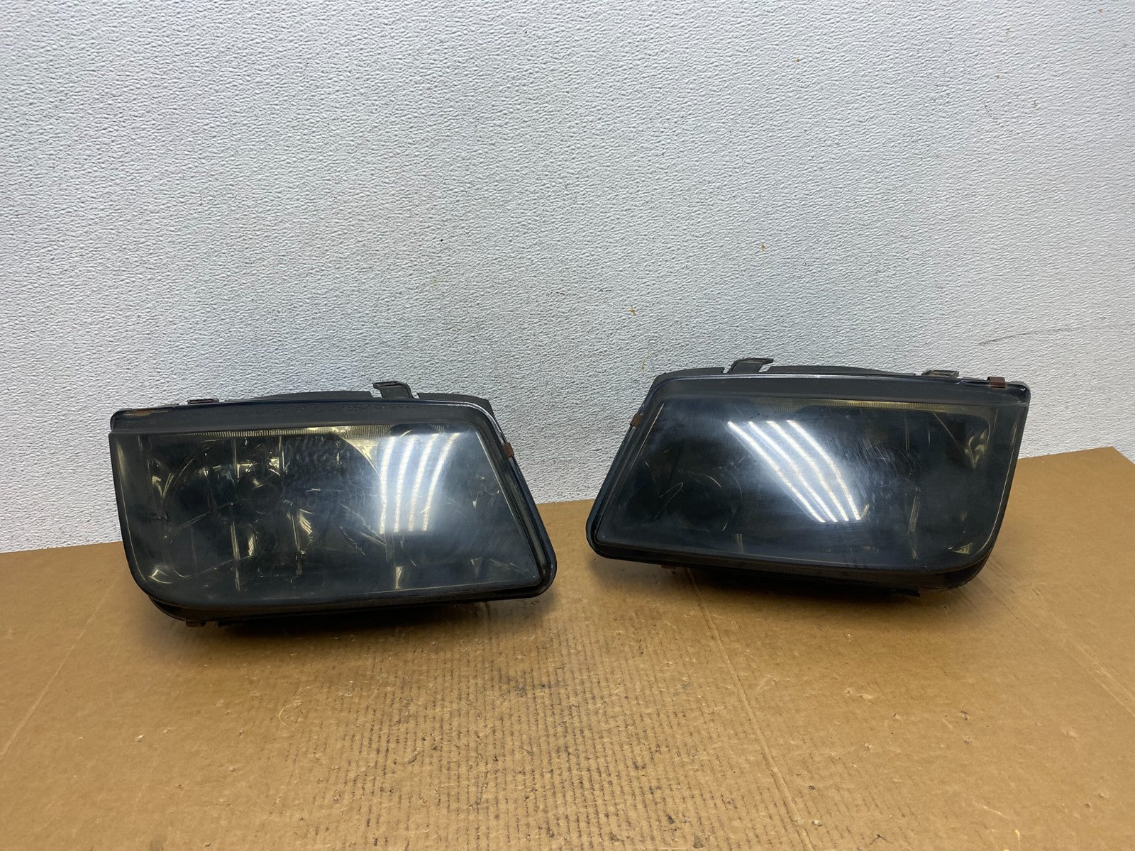 1999 to 2004 Volkswagen Jetta Left+Right Headlights AE0366 DG0