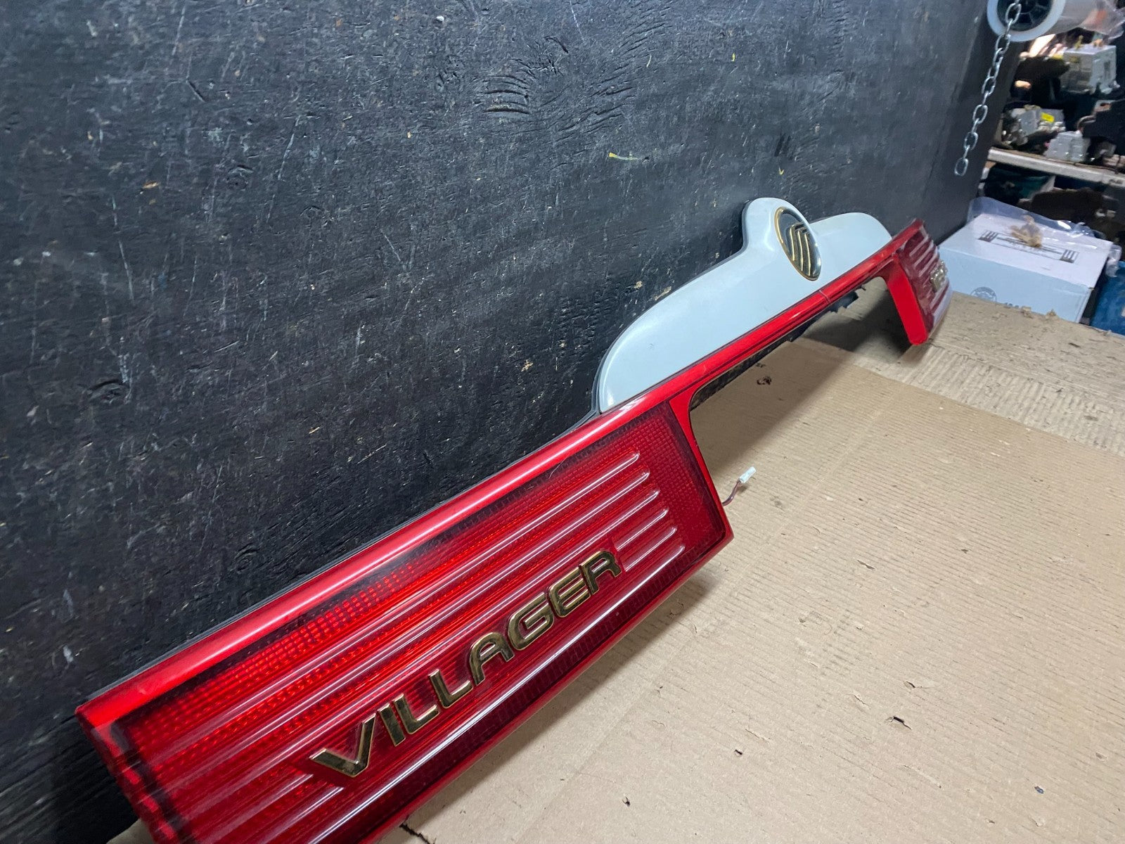 1999 to 2002 Mercury Villager Trunk Lid Center Tail Light  w5728 DG2