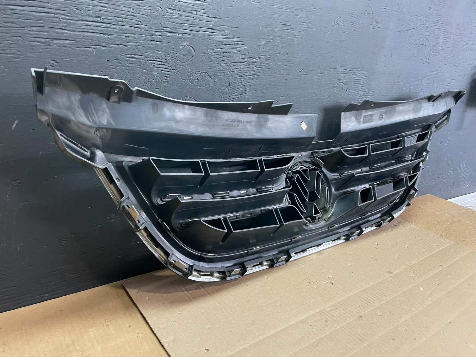 2009 to 2014 Volkswagen Routan Front Upper Grill Grille OEM AB7654 DG7