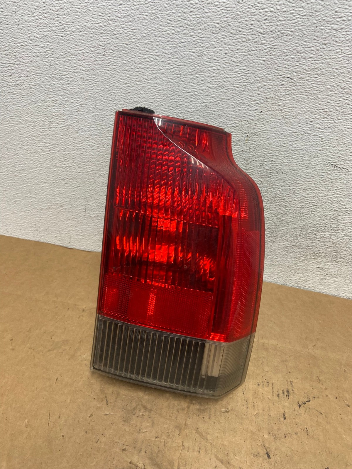 2001 - 2004 Volvo XC70 V70 Right Passenger Side LH Tail Light AD5180 LK0