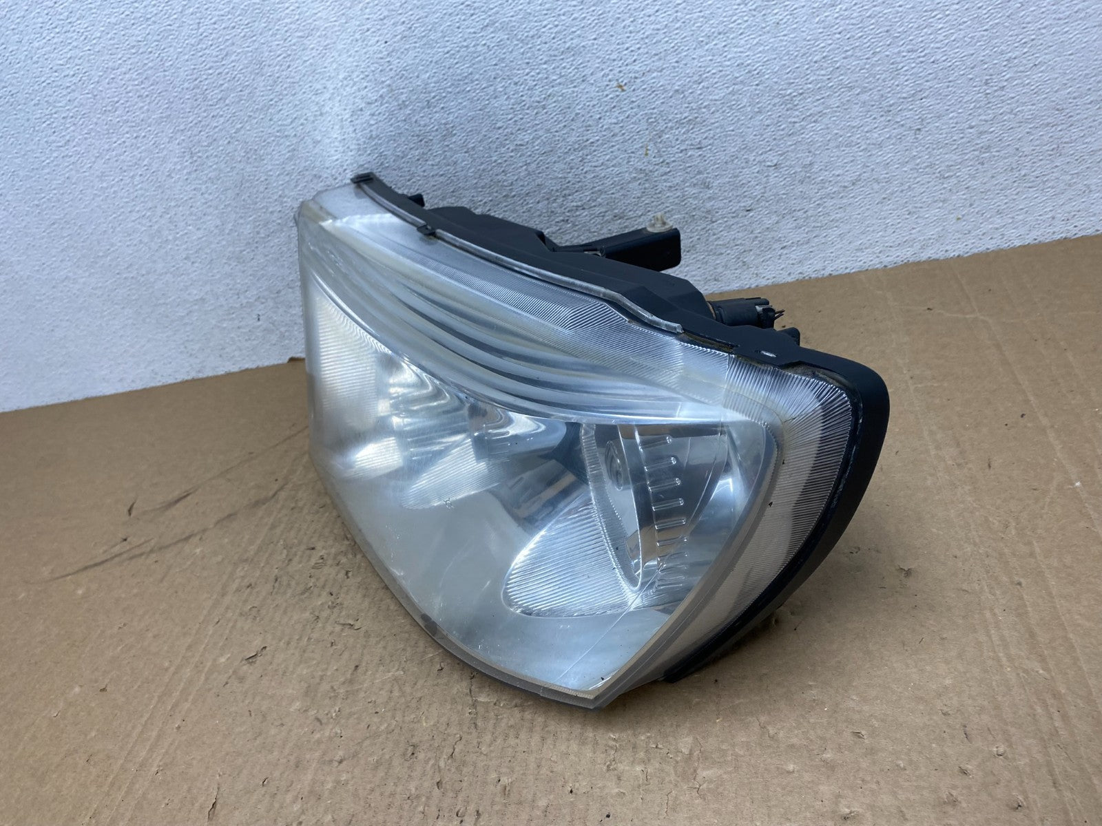 2004 to 2007 Buick Rainier Left Driver LH Side Headlight AG1083 DW1