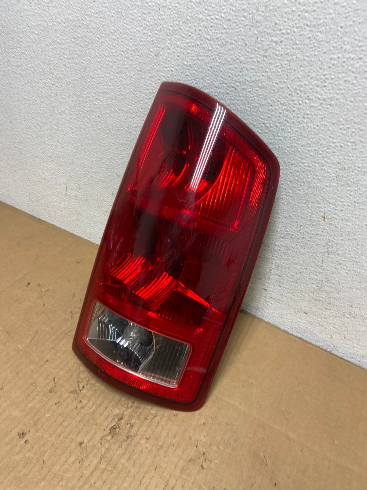2002 to 2006 Dodge Ram 1500 Right passenger Rh side Tail Light AD0969 LK1