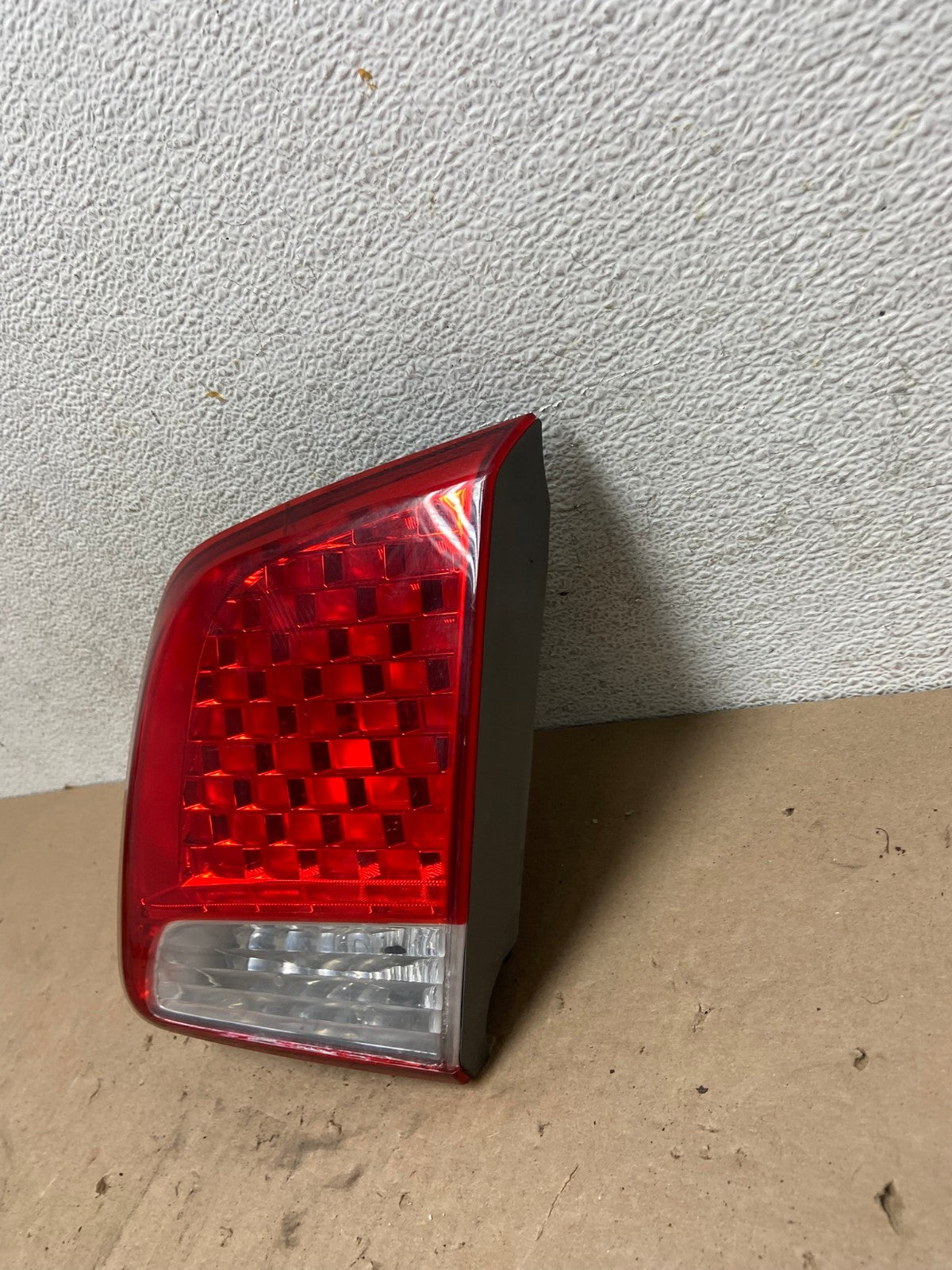 2011 2012 2013 Kia Sorento Right Passenger Inner Tail Light AG4916 LK1