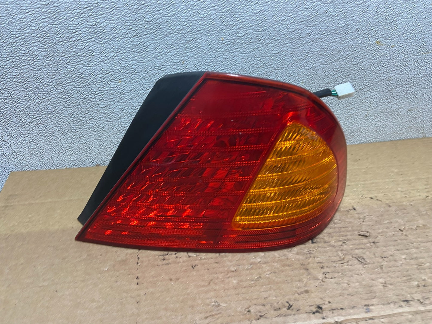 2000 2001 2002 Toyota Avalon Right Passenger Rh Side Tail Light OEM AB3350 LK0