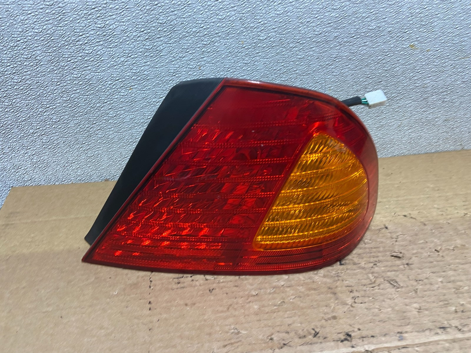 2000 2001 2002 Toyota Avalon Right Passenger Rh Side Tail Light OEM AB3350 LK0