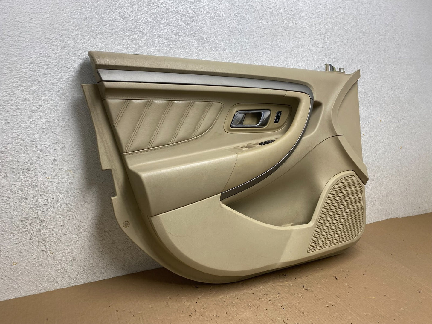 2013 to 2019 Ford Taurus Front Left Driver Side Interior Door Panel OEM j2258 DG1