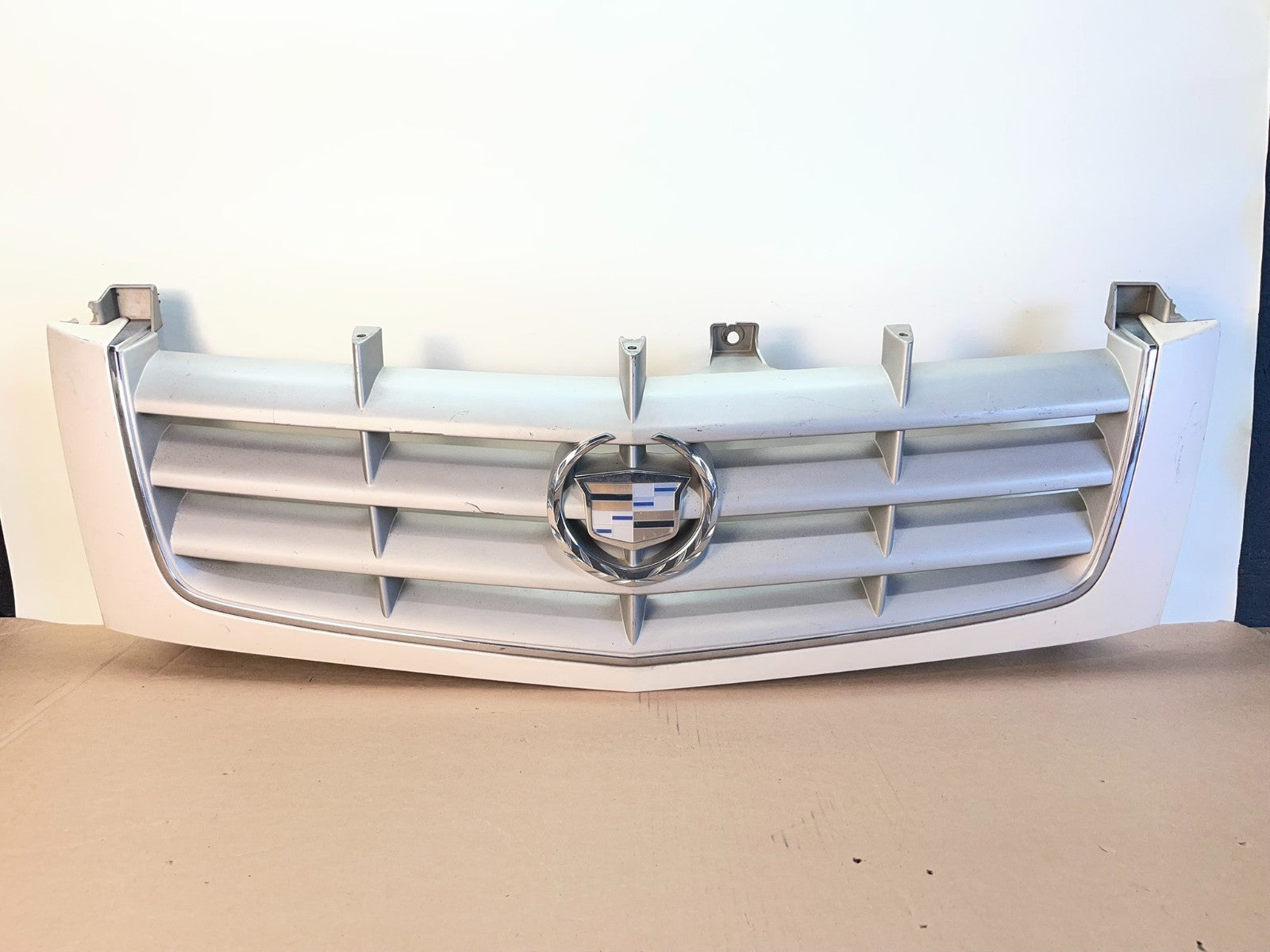 2002 to 2006 Cadillac Escalade Front Upper Grille Grill AG1008 DG0