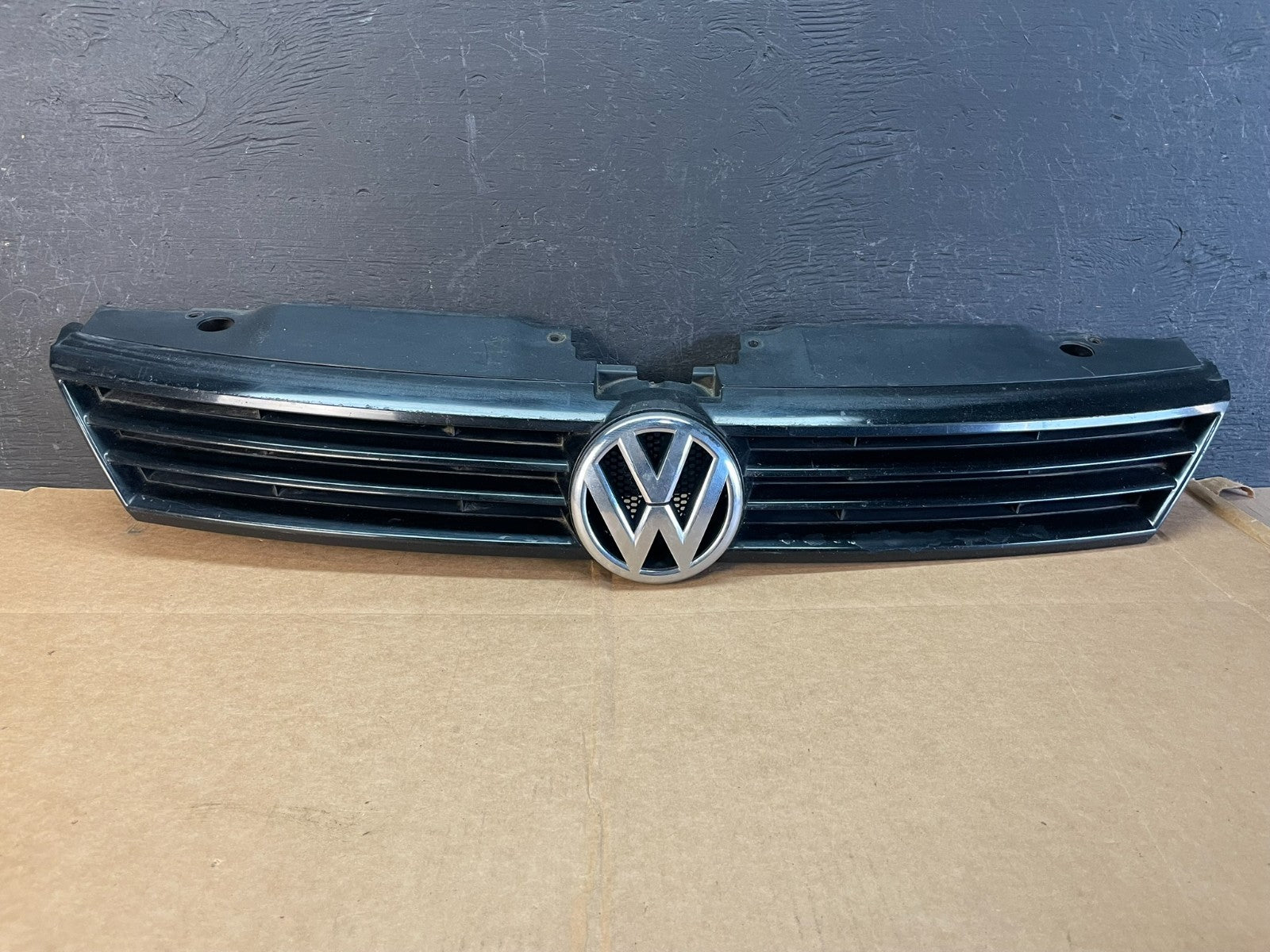 2011 to 2014 Volkswagen Jetta Sedan Front Upper Grille Grill AE0835 DG0
