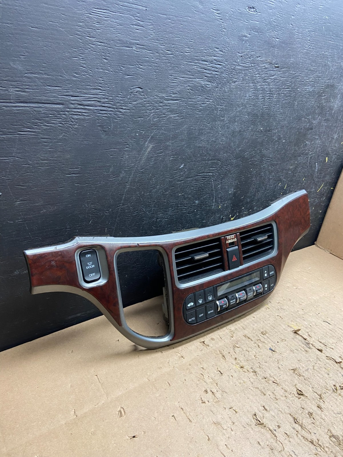 2005 to 2010 Honda Odyssey Radio Climate Control Dash Trim Bezel T8370 DG1