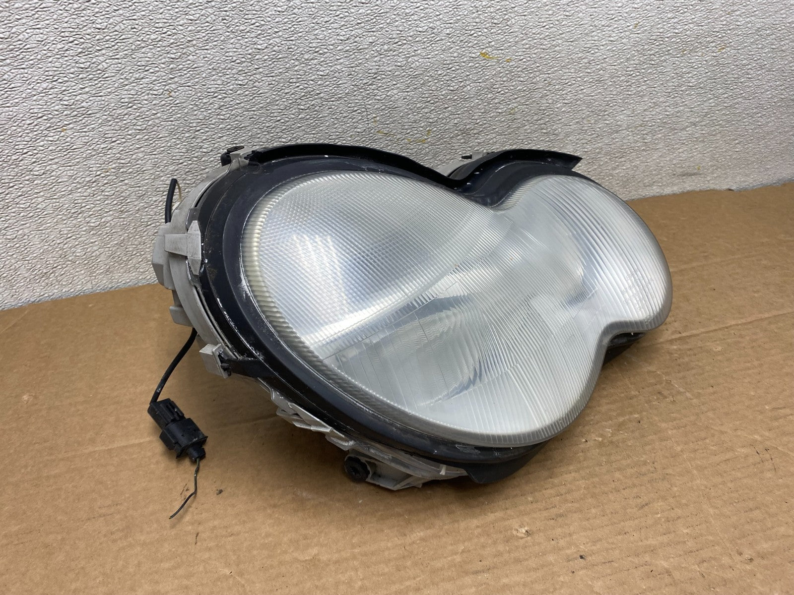 2001 - 2004 Mercedes-Benz C Class Halogen Right Passenger Headlight OEM Z1380 DW2