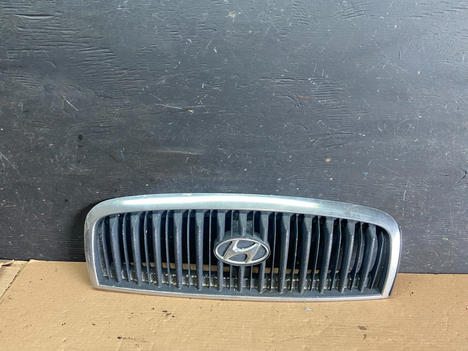 2001 to 2005 Hyundai Sonata Front Upper Grille Grill Bumper OEM O8090 DG0