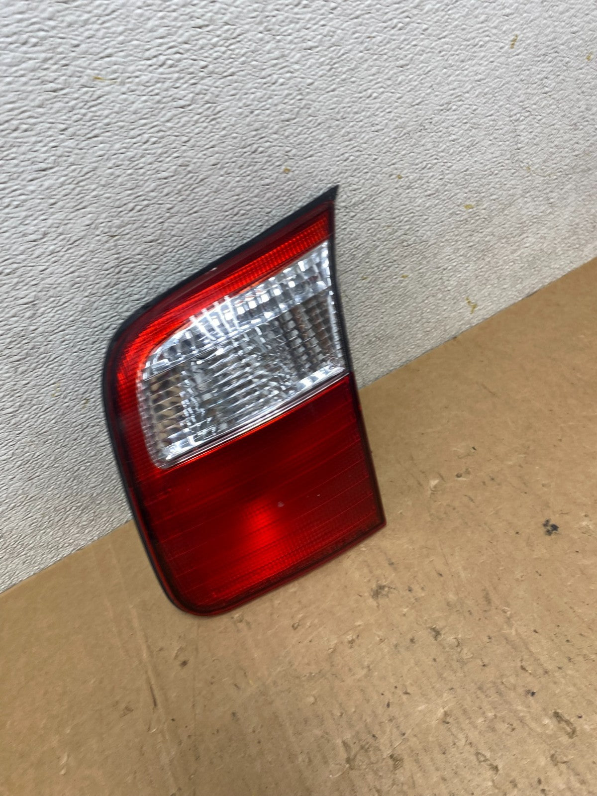 2001 2002 Subaru Forester Right Passenger RH Inner Lid Tail Light Oem Q7526 DW2