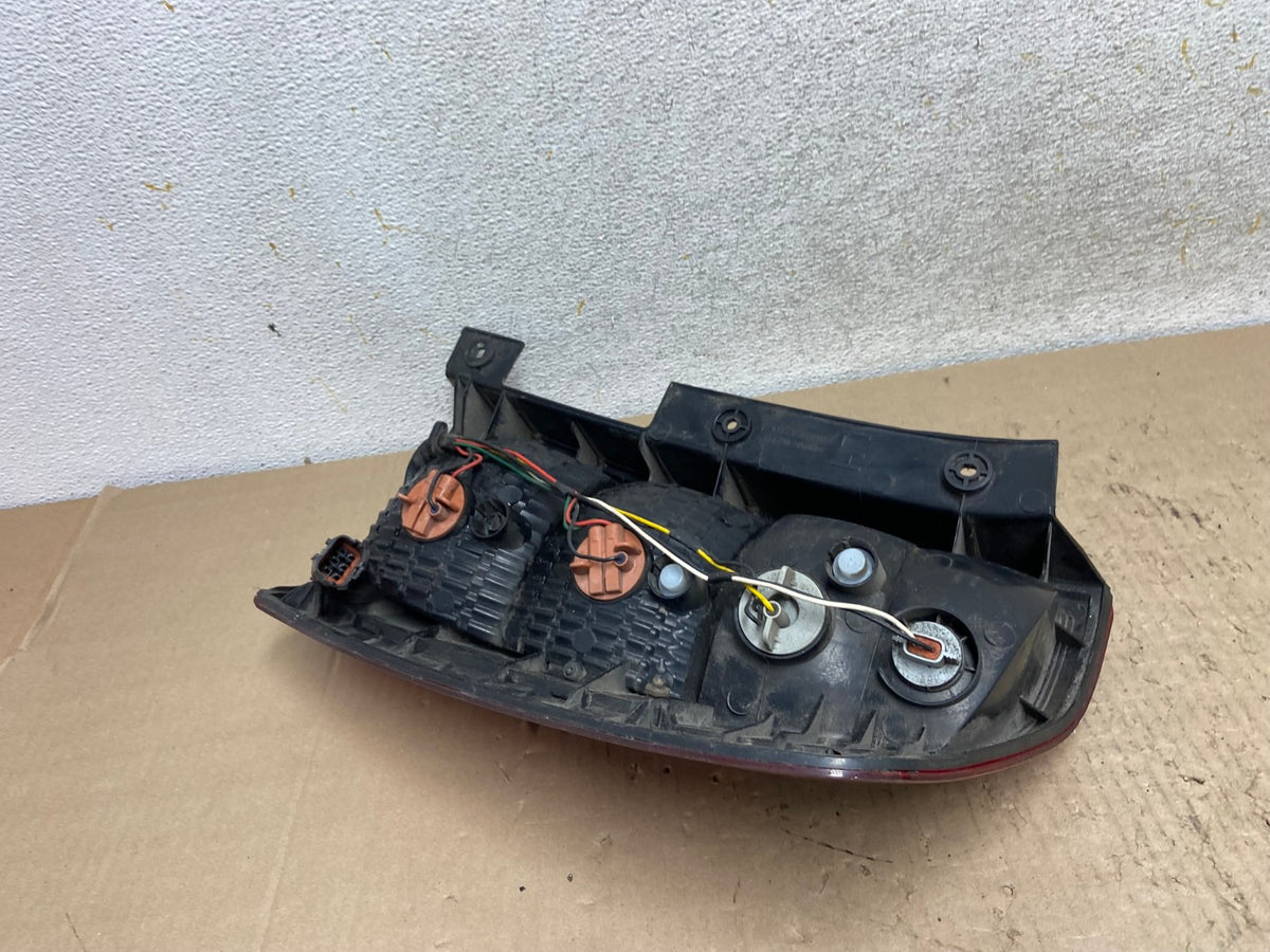 2007 to 2010 Kia Sedona Left Driver LH Side Tail Light AI2527 LK5