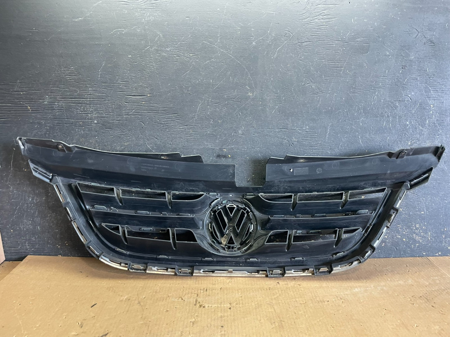 2009 to 2014 Volkswagen Routan Front Upper Grill Grille OEM AA2301 DG7