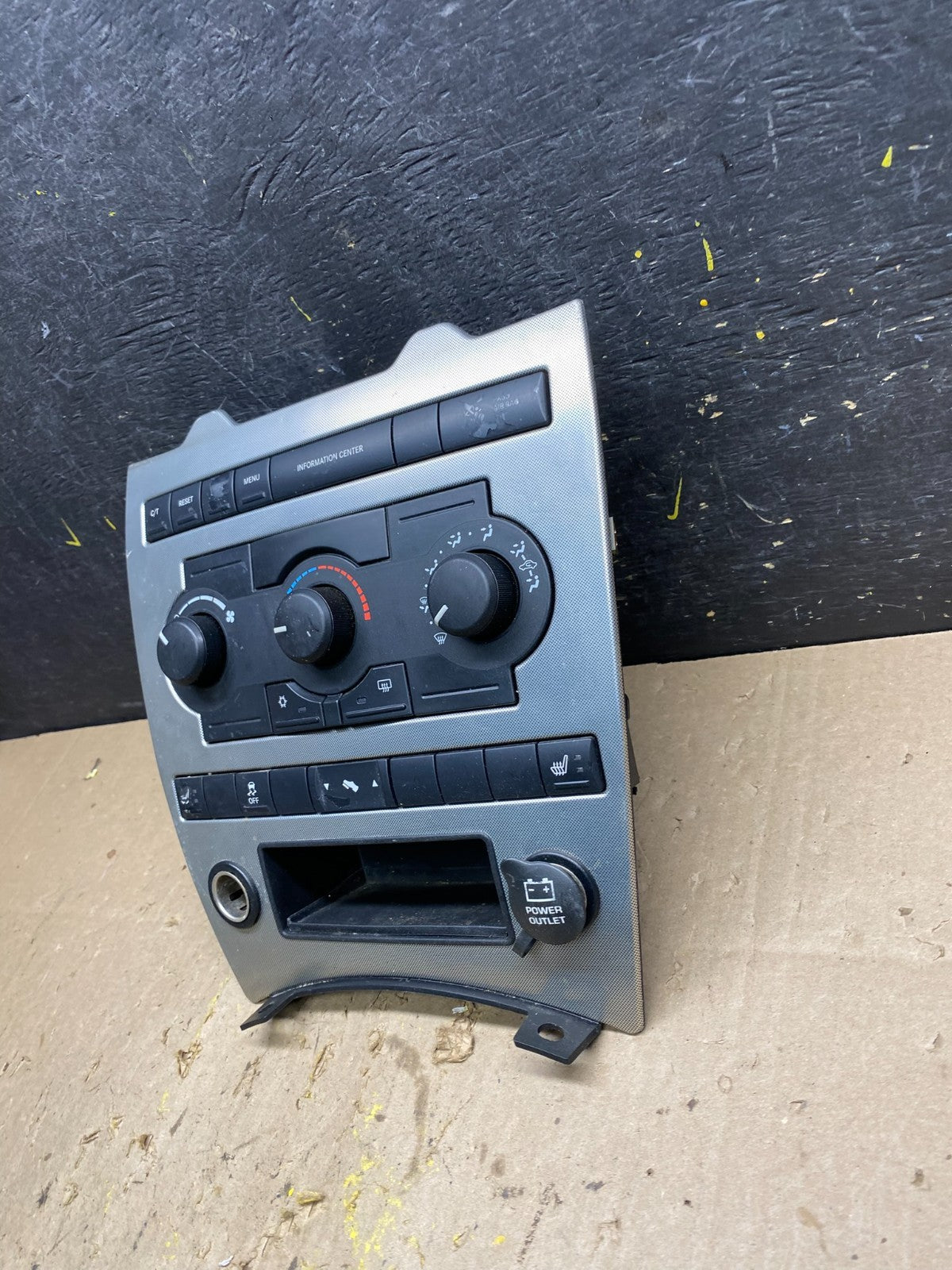 2005 2006 2007 Jeep Commander Grand Cherokee A/C Climate Control Bezel U5338 DG2