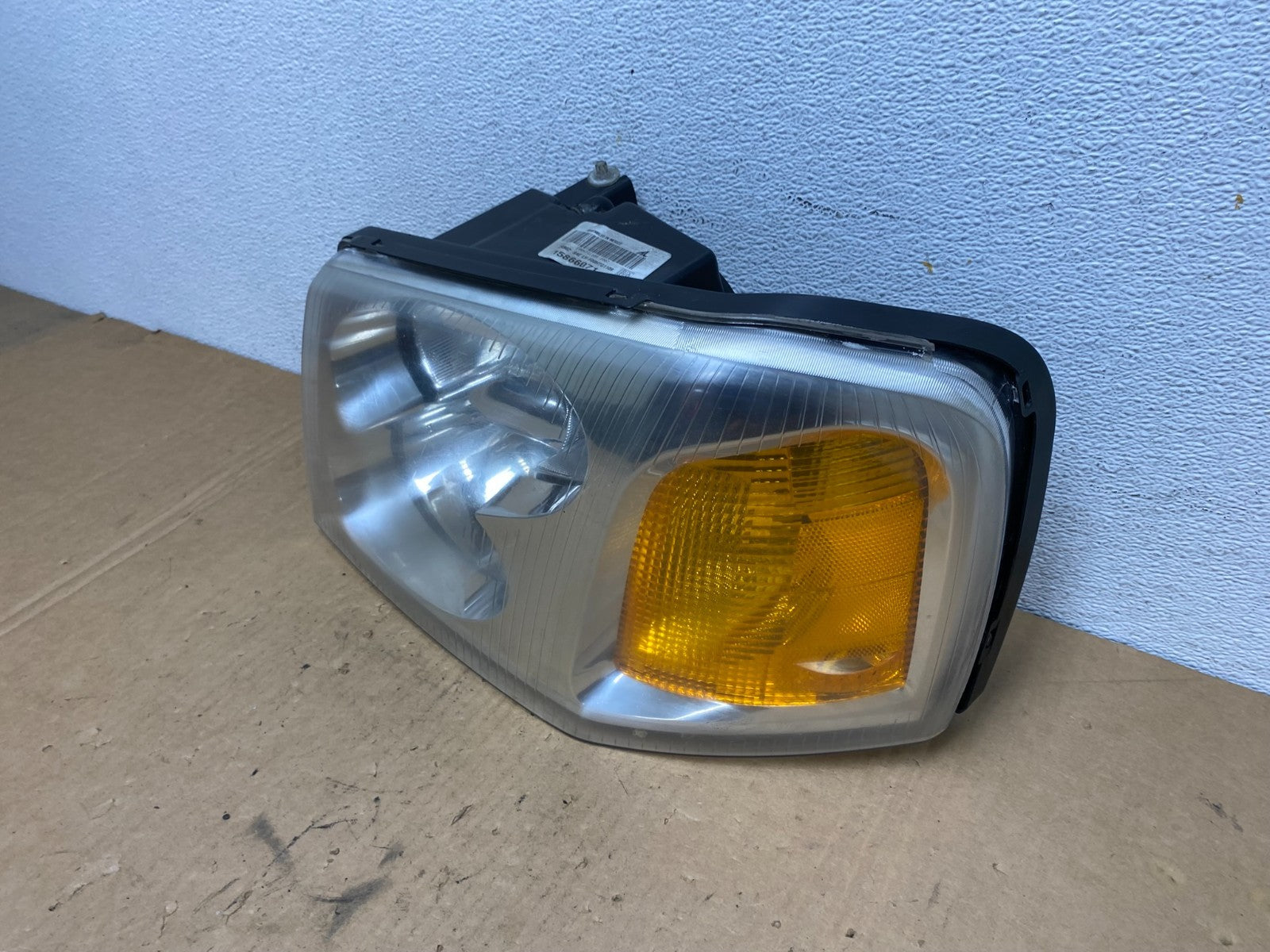 2002 to 2009 Gmc Envoy Left Driver Lh Side Headlight Halogen AD2809 DW1