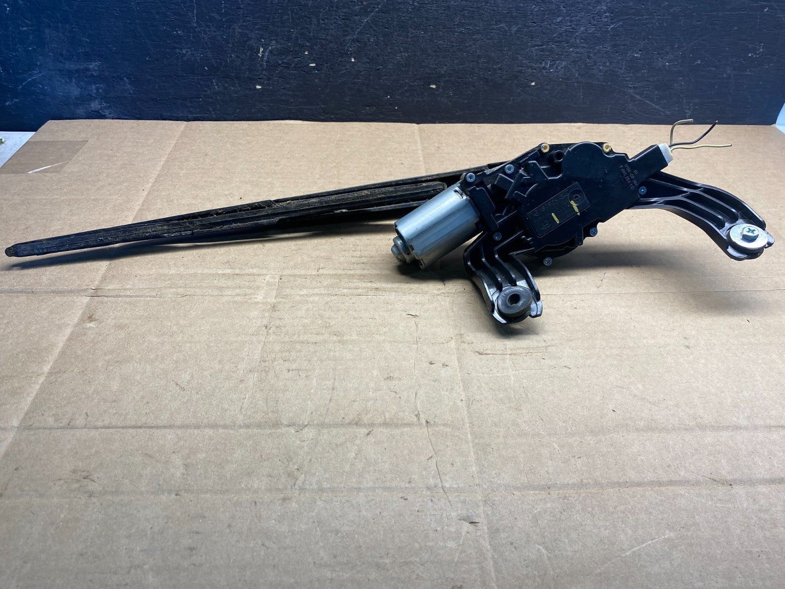 2013 - 2017 Hyundai Santa Fe Rear Glass Windshield Wiper Motor AE8240 DG5