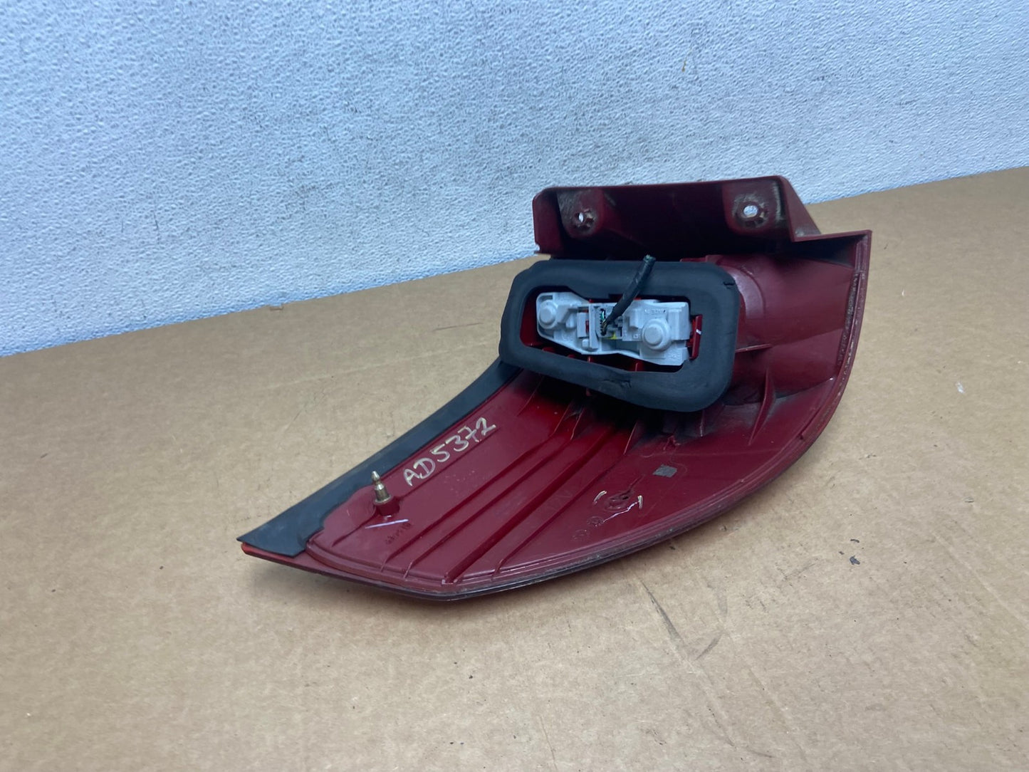 2004-2005 Toyota Sienna Right Passenger Rh Side Tail Light AD5372 LK5