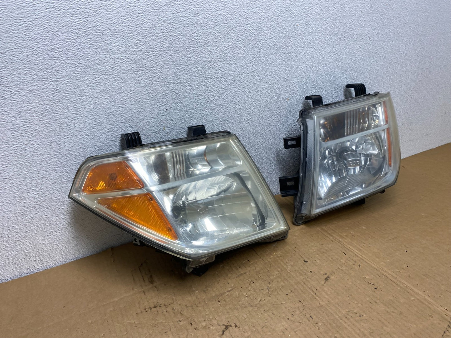 2005 2006 2007 Nissan Pathfinder Halogen Headlights Left+Right AC7709 DW2