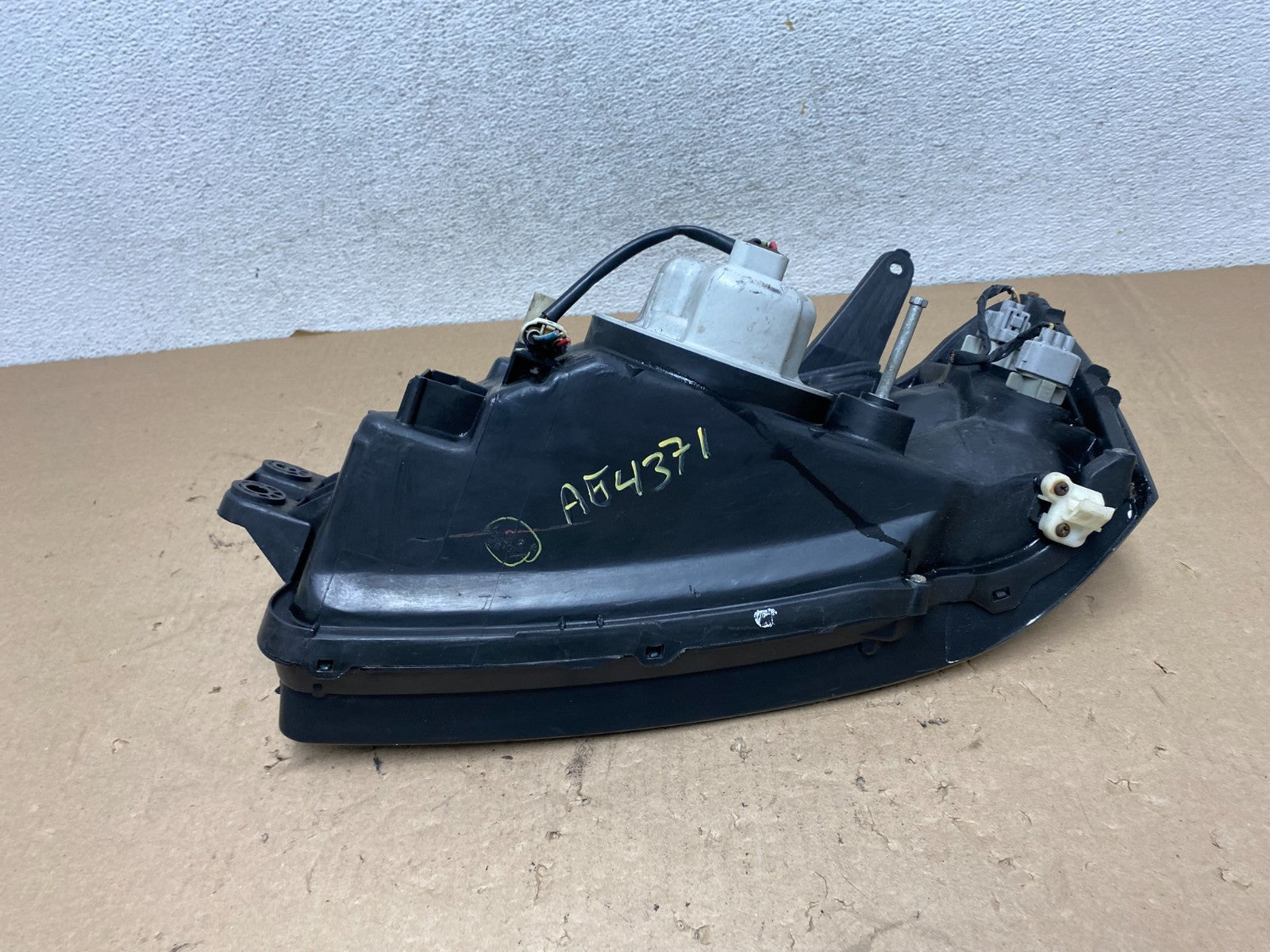 2001 to 2004 Subaru Legacy Outback Right Passenger Rh Headlight AG4371 DW7