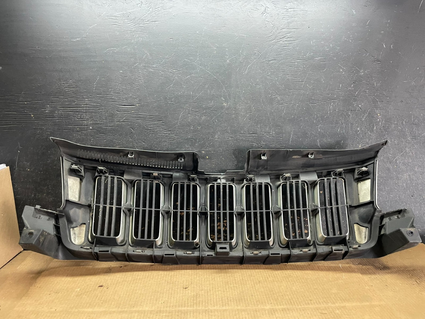 2011 to 2013 Jeep Grand Cherokee Front Upper Grill Grille OEM AA9068 DG4