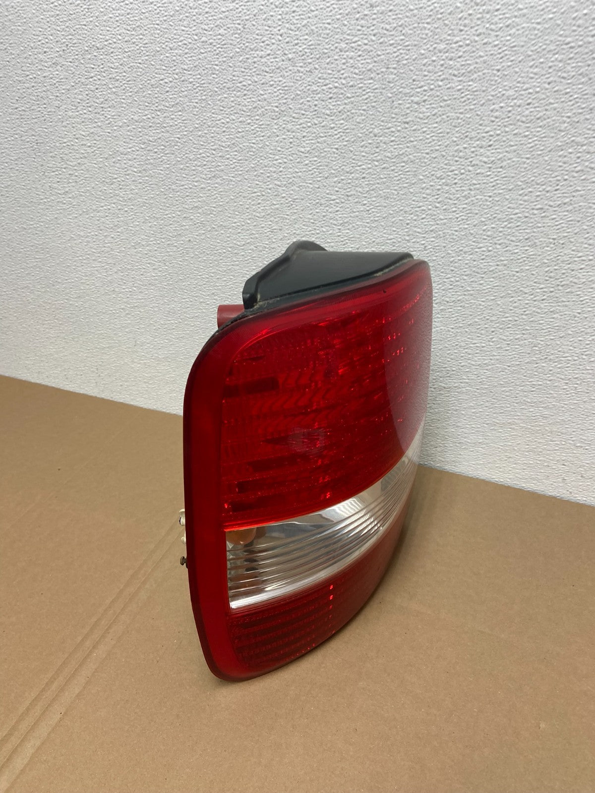 2003 2004 2005 Kia Sedona Left Driver LH Side Tail Light OEM AB6749 DW2