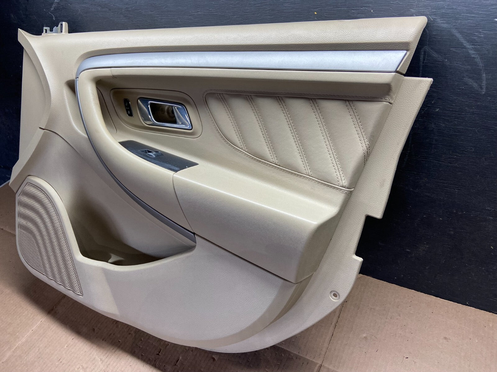 2013 to 2019 Ford Taurus Front Right Passenger Side Door Trim Panel OEM C2223 DG2