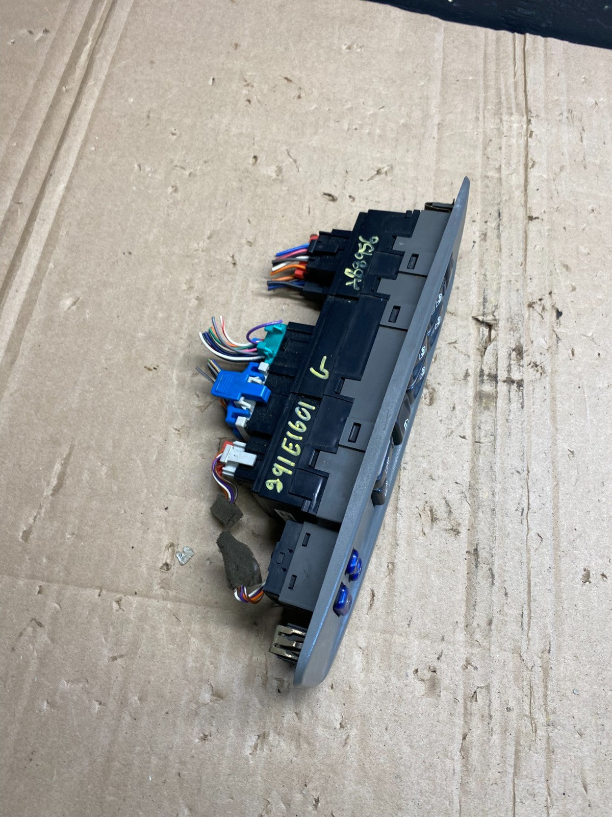 2002 - 2005 GMC Envoy Master Power Door Lock Window Switch Heat Seat AB8956 DG2