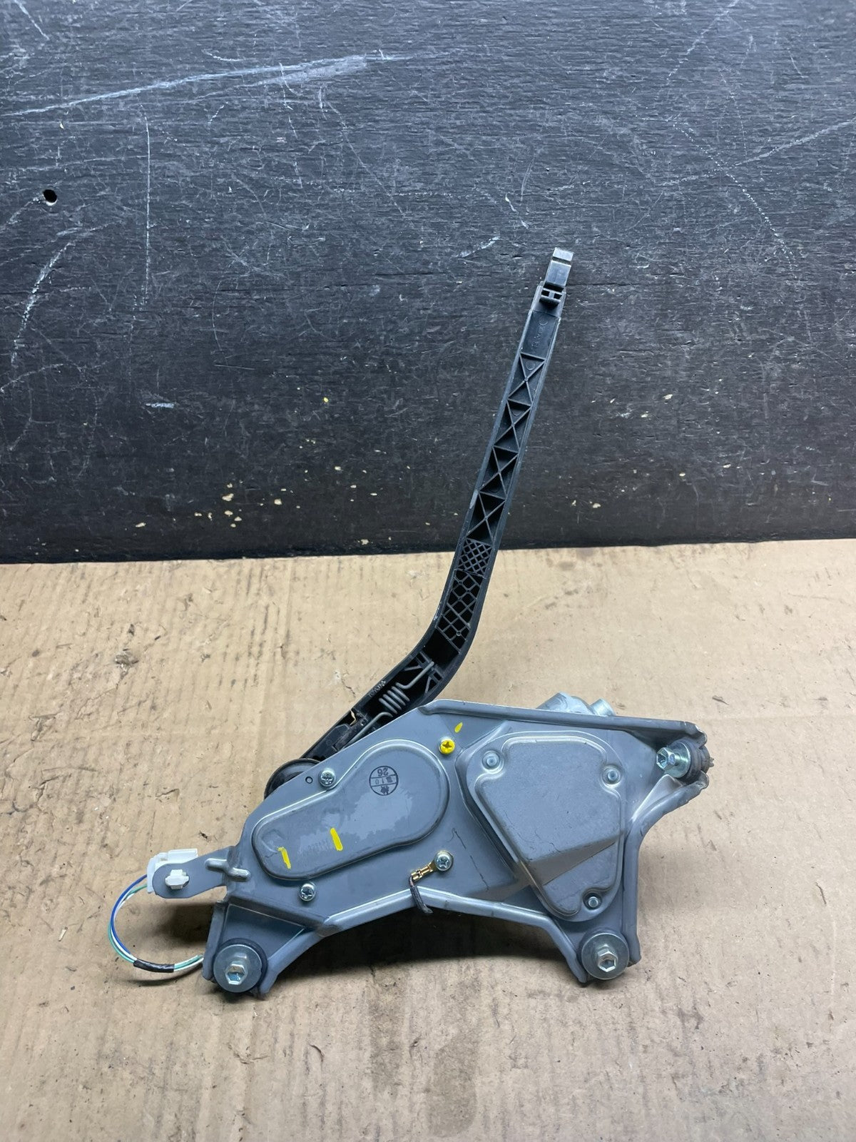 2004 to 2009 Toyota Prius Rear Wiper Windshield Motor W7171 DG5