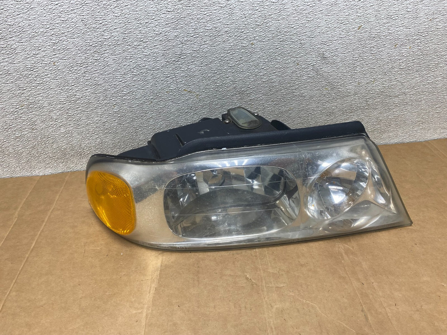 1998 to 2002 Lincoln Navigator Right Passenger Halogen Headlight OEM T1154 DW0