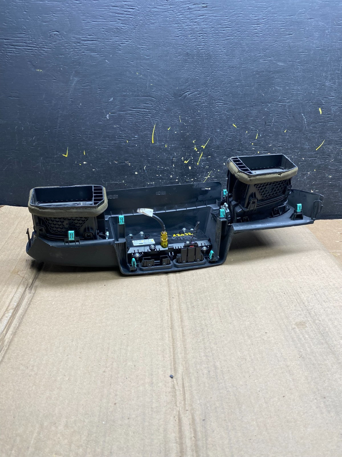 2020 to 2023 Ford  Explorer Console Radio Display Screen Air Vents X2032 DG4
