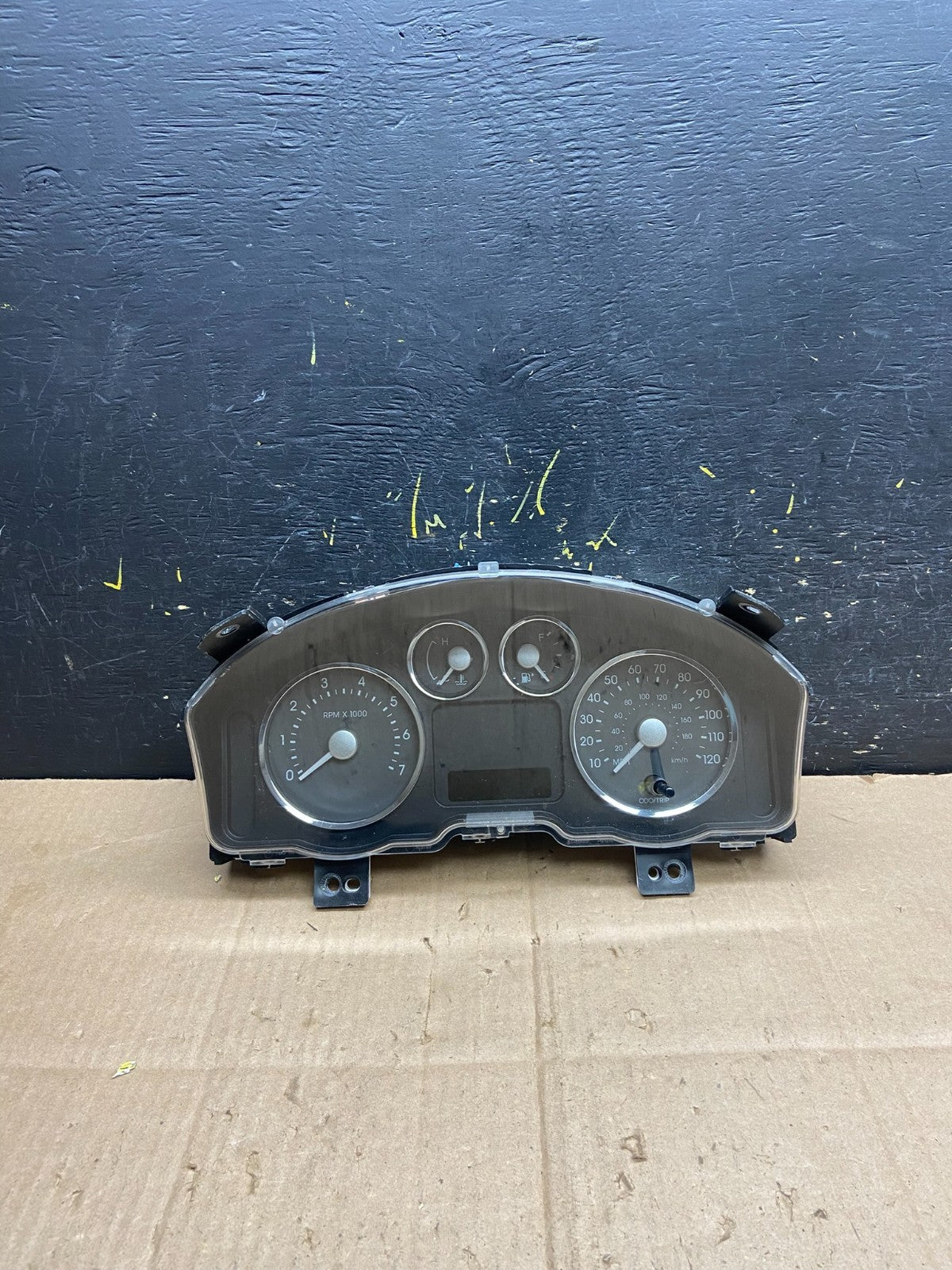 2005 to 2007 Mercury Montego Speedometer Cluster AA81680