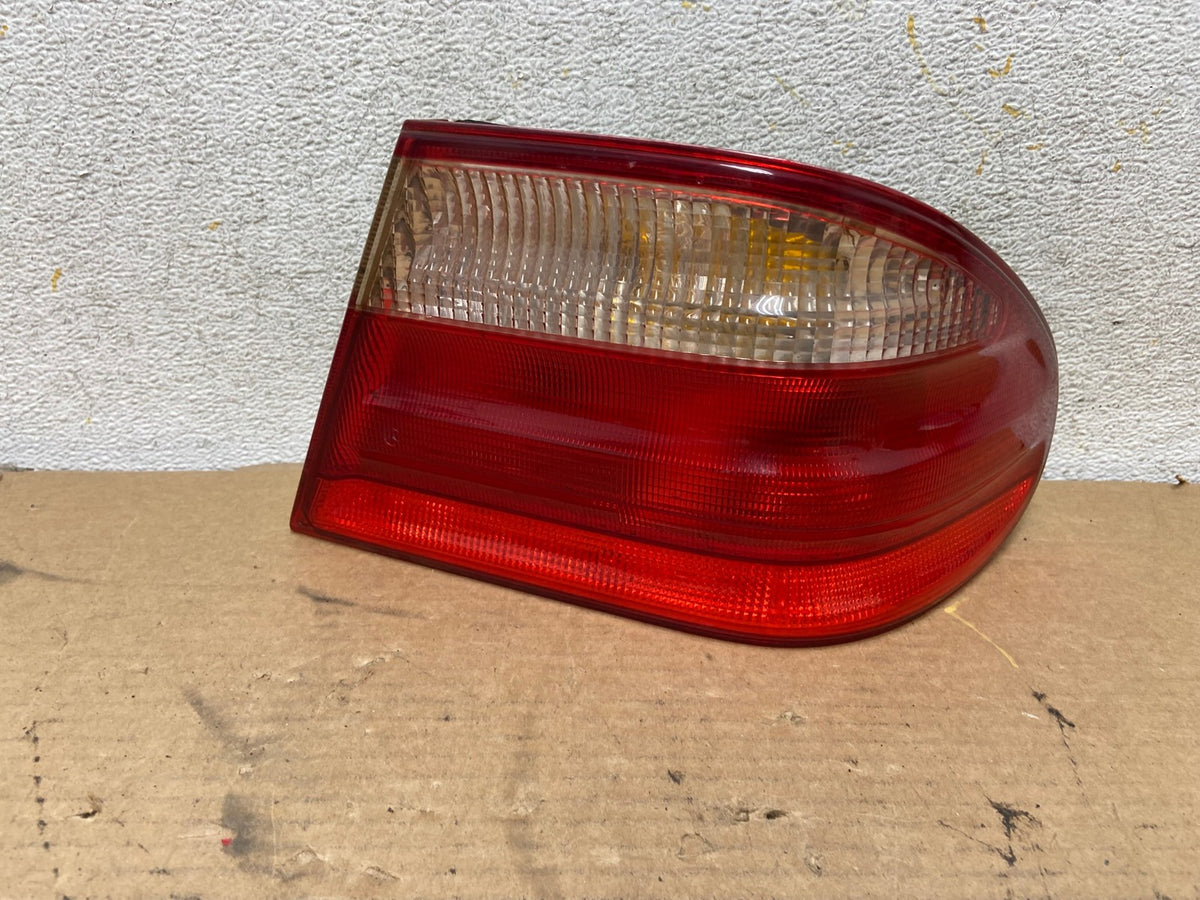 2000-2002 Mercedes-Benz E-CLASS E430 Right Passenger Side Tail Light AH4288 LK0