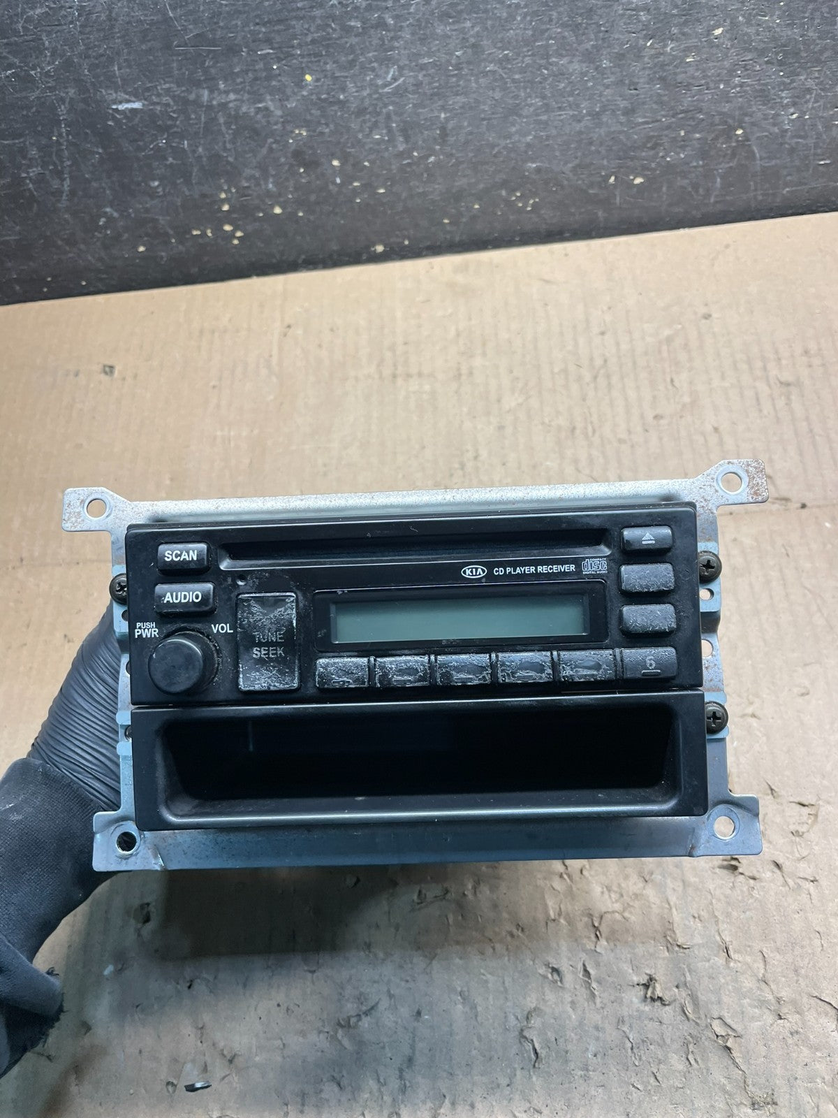 2003 2004 2005 Kia Sedona Radio Stereo Receiver AM FM CD Player U2016 DG0