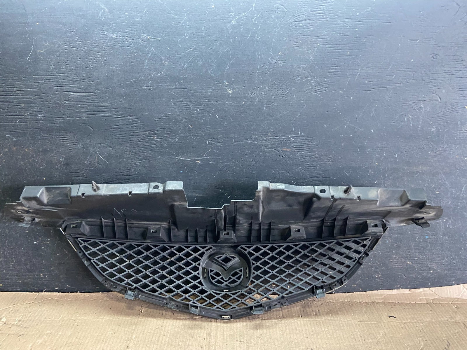 2002 2003 Mazda MPV Front Upper Grille Grill Oem p3936 DG5