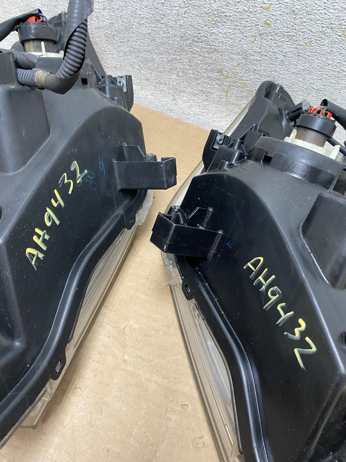 2008 to 2012 Nissan Pathfinder Halogen Headlights Left+Right AH9432 DW11