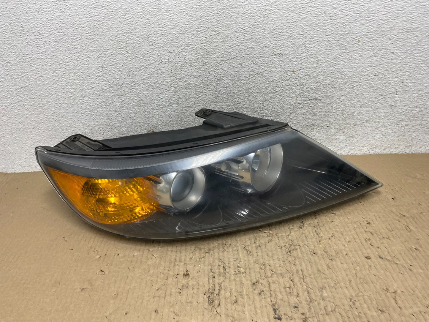 2011 to 2013 Kia Sorento Right Passenger RH Side Headlight Halogen AF7259 DW0