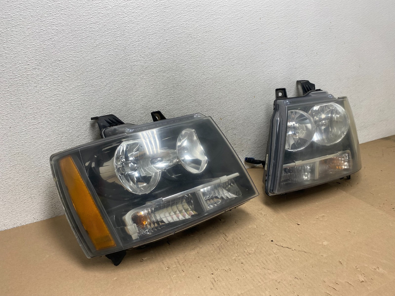 2007 to 2013 Chevrolet Suburban Tahoe Left+Right Set Headlights AG5801 DW2