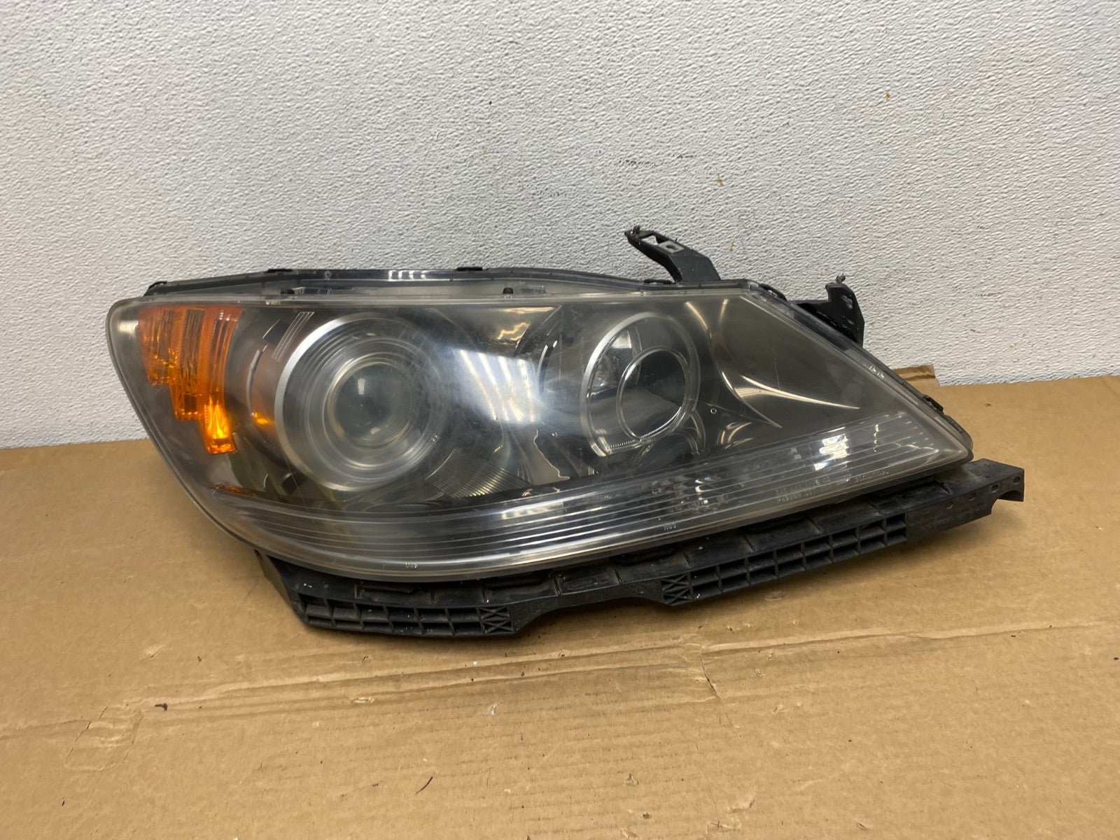 2005 to 2008 Acura RL Right Passenger Rh Side XENON HID Headlight AD3828 DW0