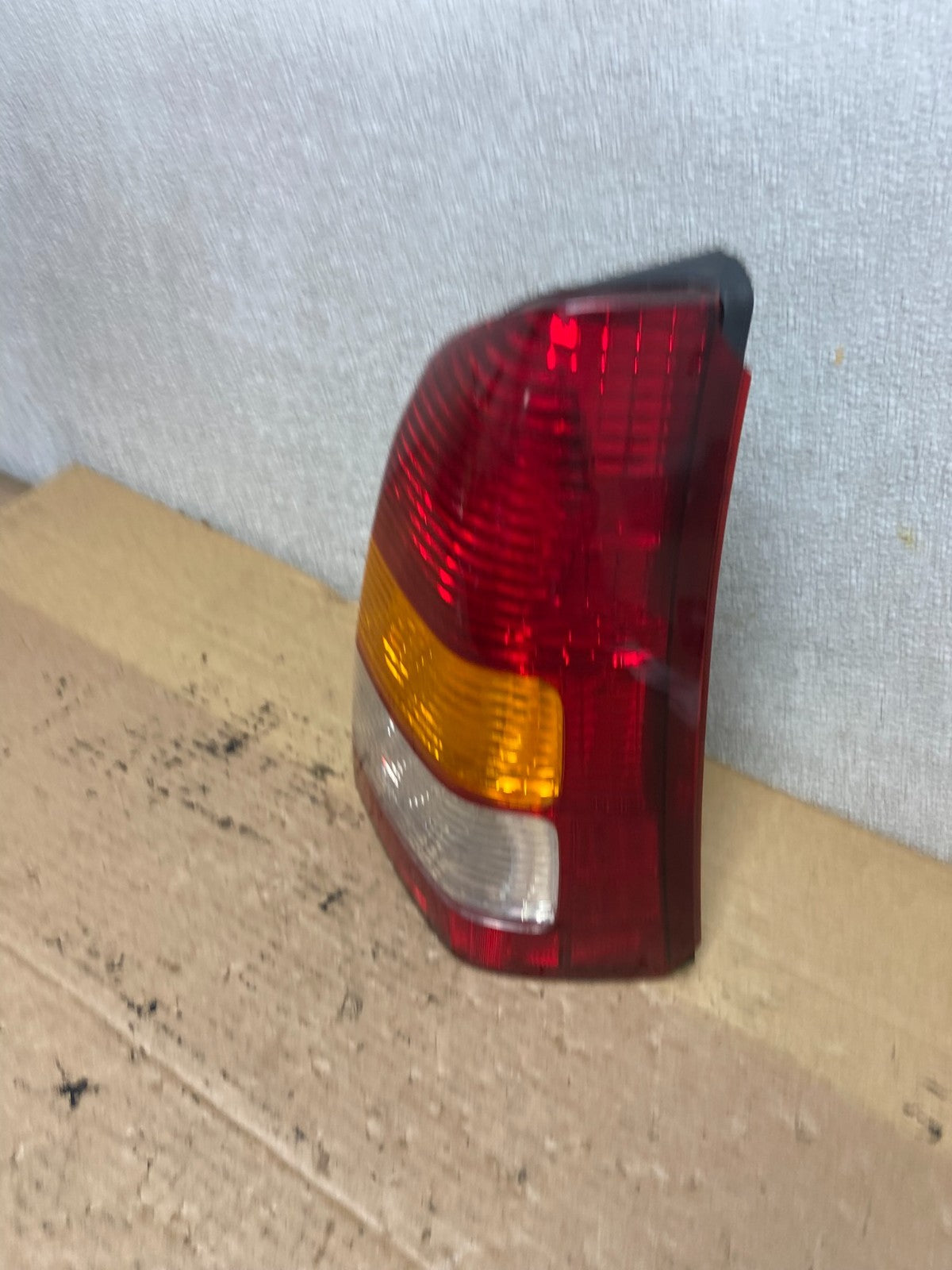 2001 2002 2003 2004 Mazda Tribute Right Passenger Rh Tail Light OEM AB5305 LK1
