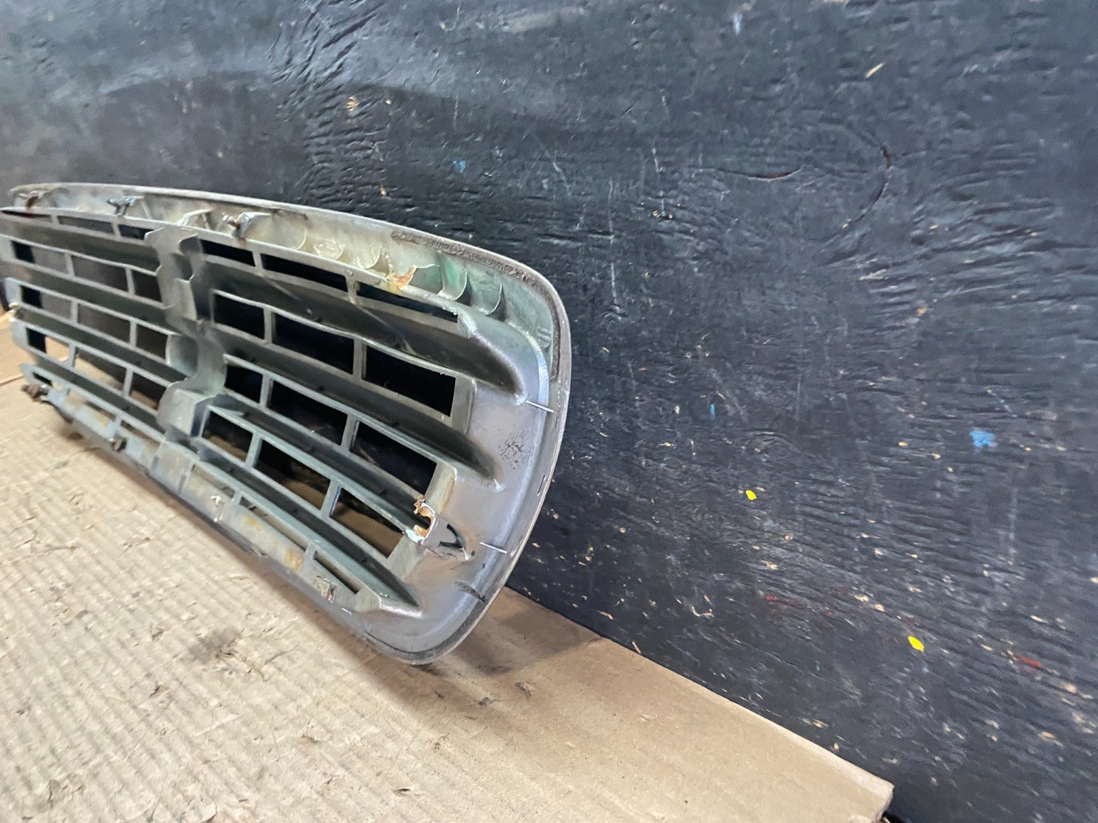 2001 to 2004 Kia Sedona Front Upper Grill Grille OEM S5773 DG8