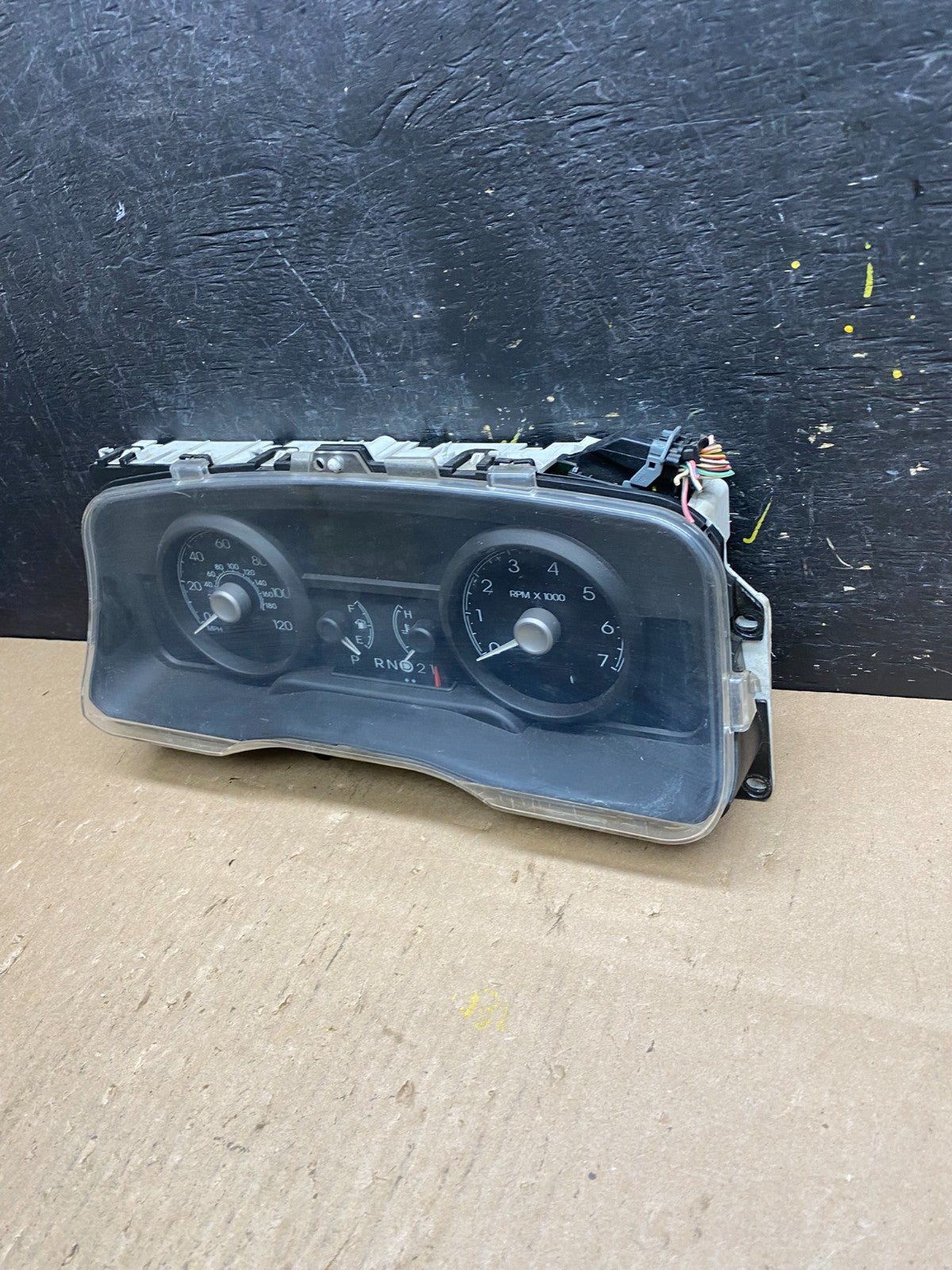 2009 to 2011 Lincoln Town Car Speedometer Cluster Gauge T4859 DG3