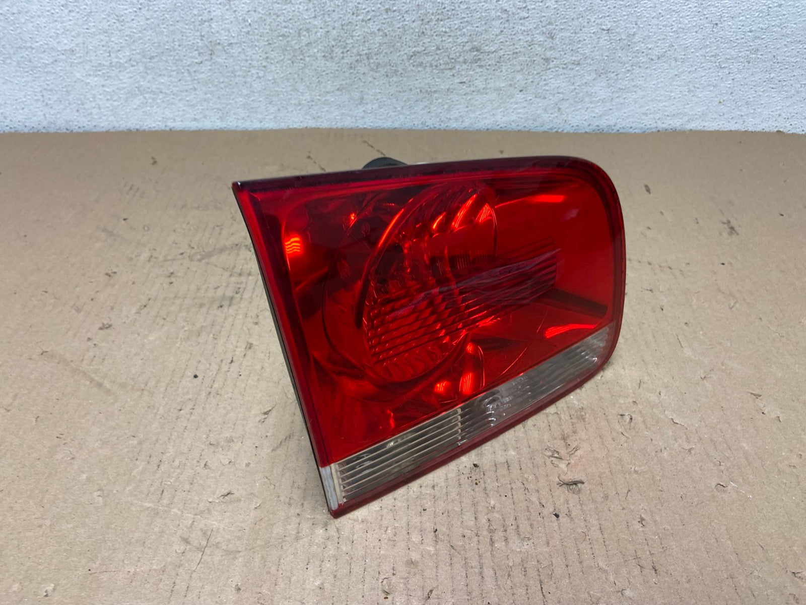 2004-2007 Volkswagen Touareg Lh Driver Left Side Inner Tail Light AF3233 LK2