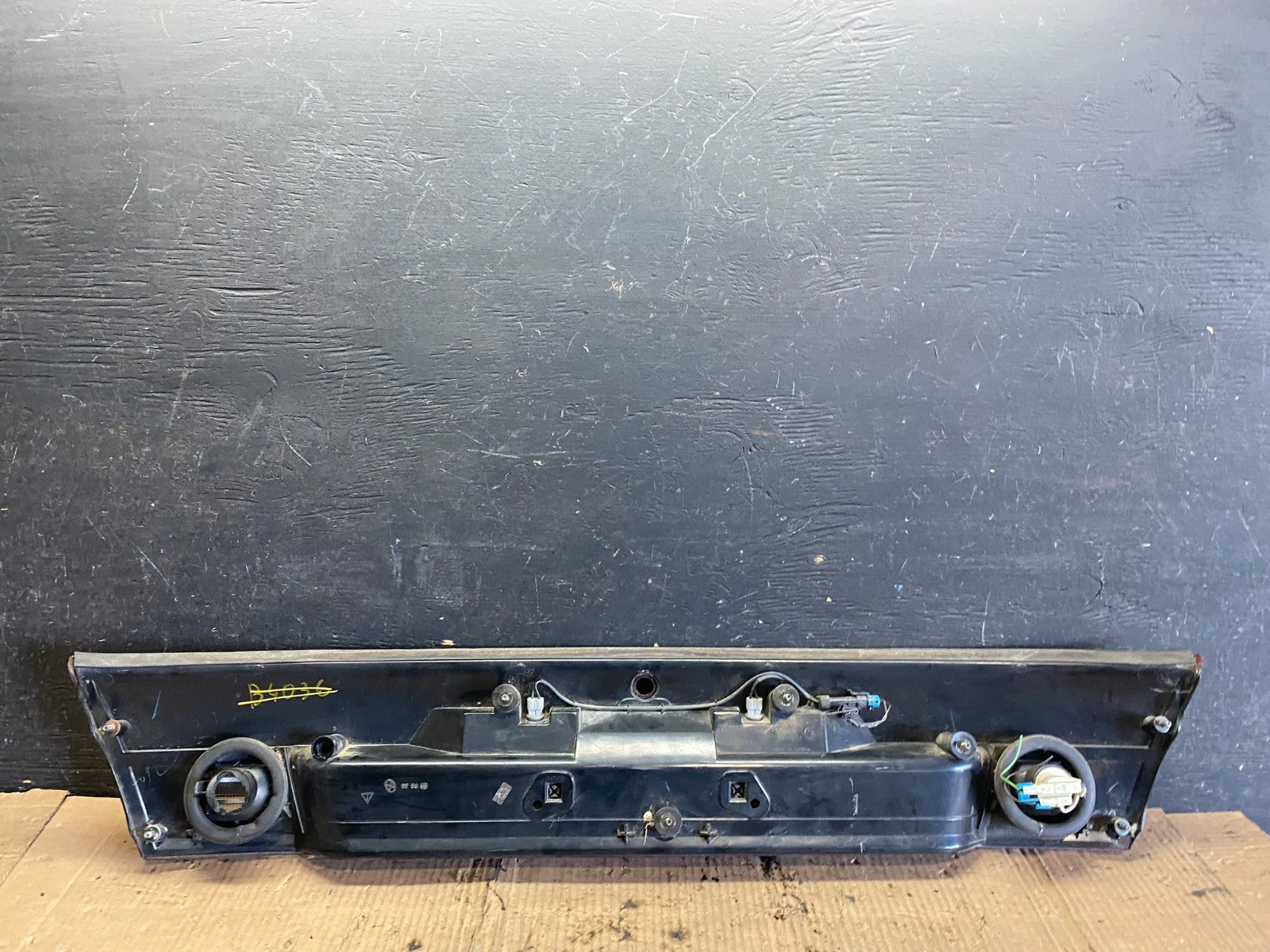 1997-2000 Saturn SC1 SC2 Coupe Center Trunk Finish Tail Light Q0372 DG7