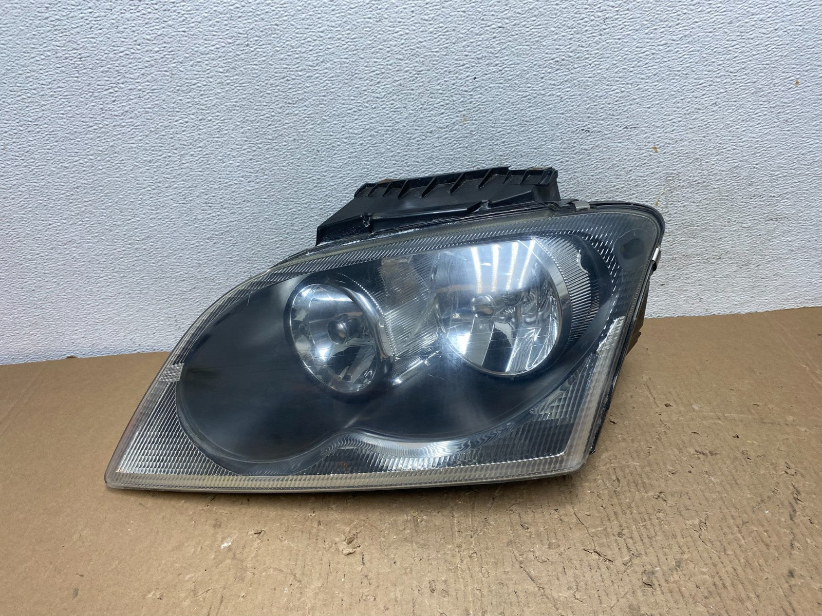 2004 to 2006 Chrysler Pacifica Headlight Left Driver LH Halogen AD8808 DW0