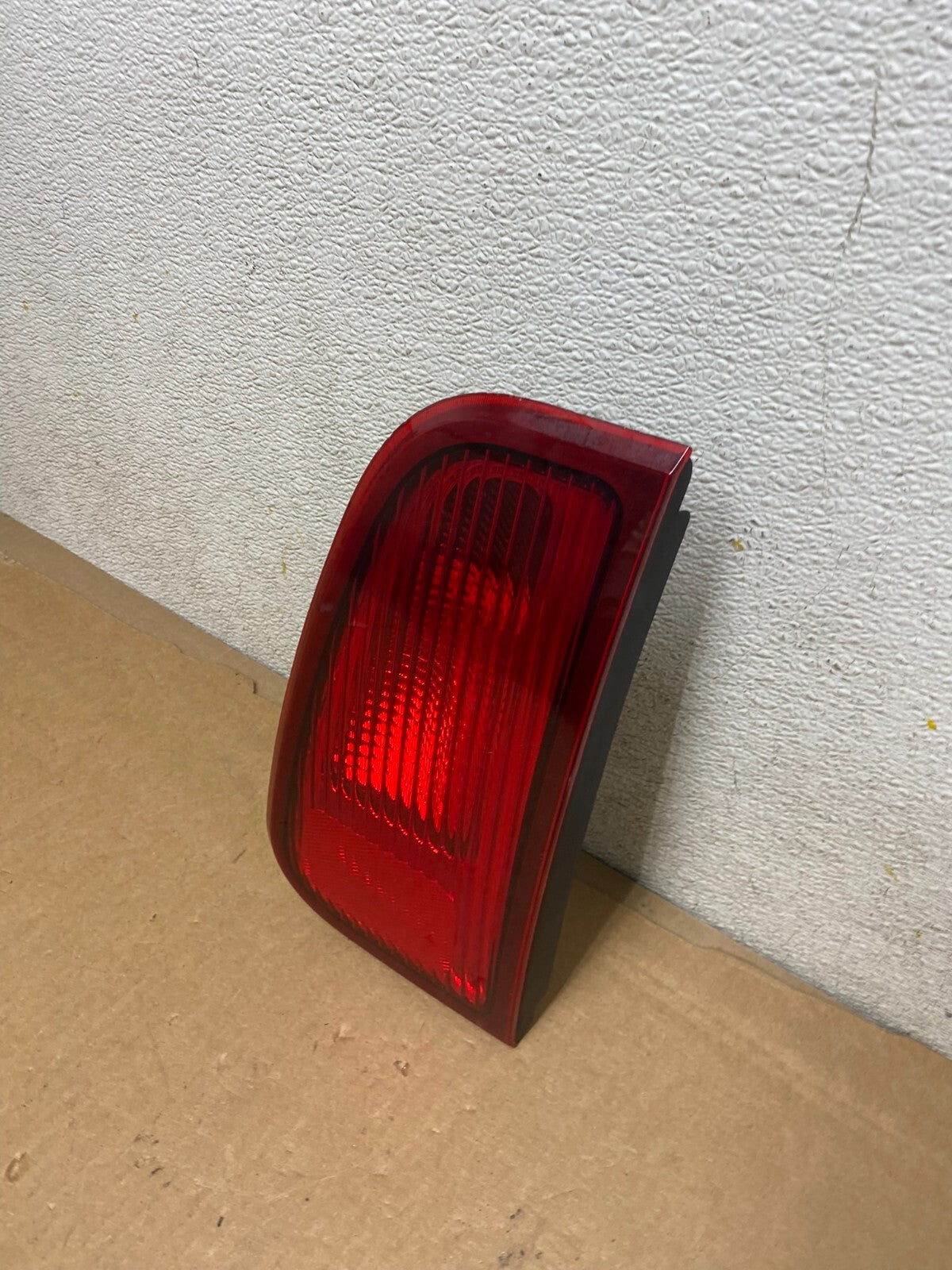 2003-2006 Lincoln Navigator Right Passenger Side Tail Light Inner OEM L2454 DW1