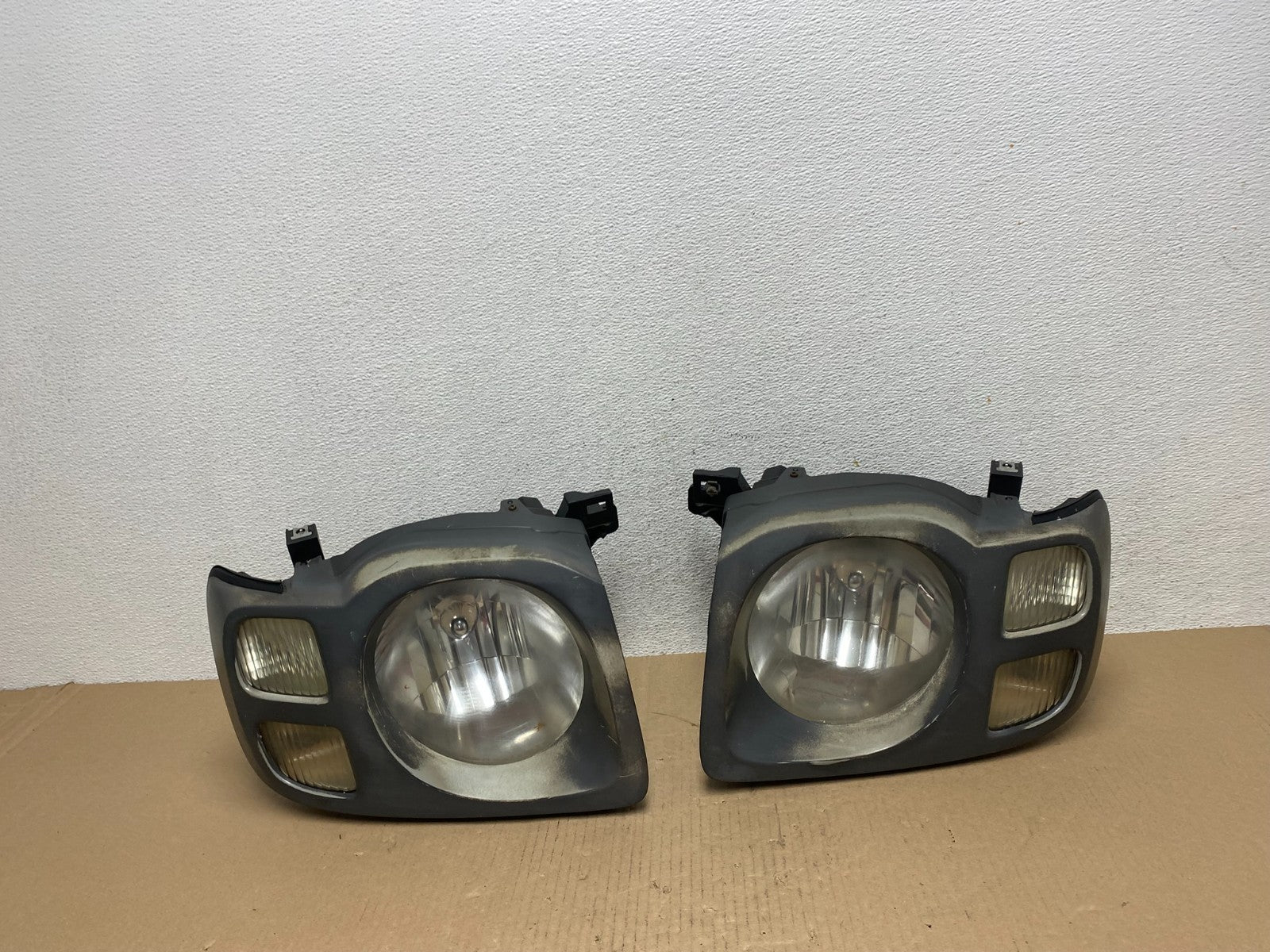 2002 2003 2004 Nissan Xterra Left+Right Side Headlights AE7223 DW0