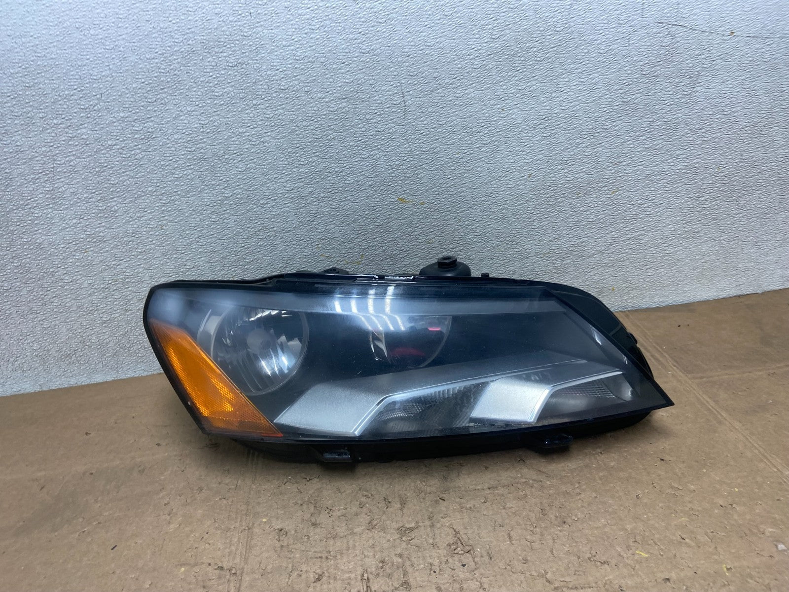2012-2015 Volkswagen Passat Right Passenger RH  Halogen Headlight OEM Y8318 DW0