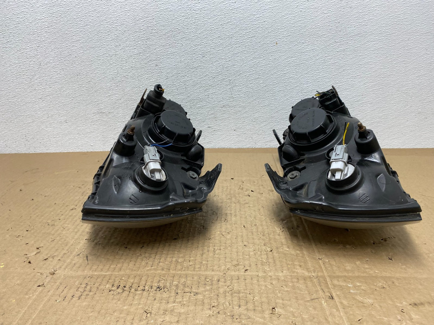 2004 to 2006 Hyundai Elantra Left+Right Set Halogen Headlights AC4004 DW7